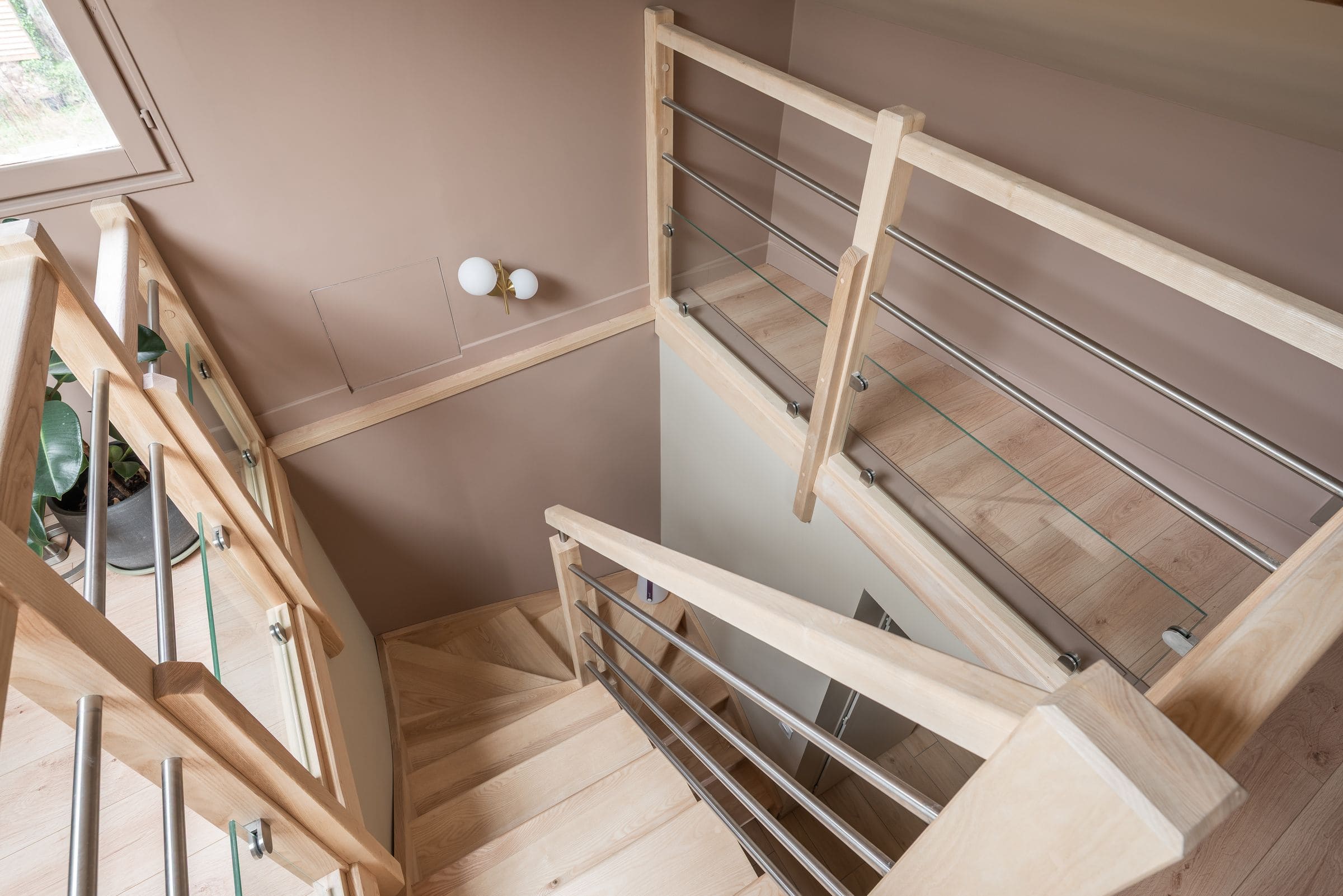 Aménagement de combles à Saint Jean de Moirans - intégration d'un escalier sur-mesure - réalisation Céline Piccarreta - Crédit photo : Aurélien Vivier